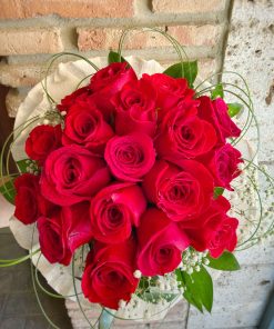 Alternative view of Ramo de rosas rojas cortas
