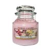 Fresh Cut Roses - Vela perfumada mediana. Yankee Candle