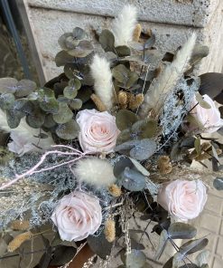 Ramo de rosas eternas y verdes preservados en todos rosados