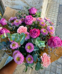 Ramo de flores variado de colores rosados