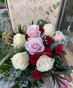 Ramo de rosas de colores variados