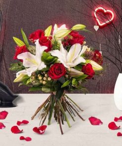 Ramo Liliums blancos y rosas rojas